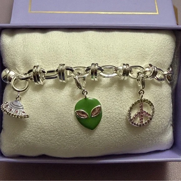 Bomb Party ‘Galactic & Groovy’ Silver Charmelier with Green Alien - Picture 4 of 5